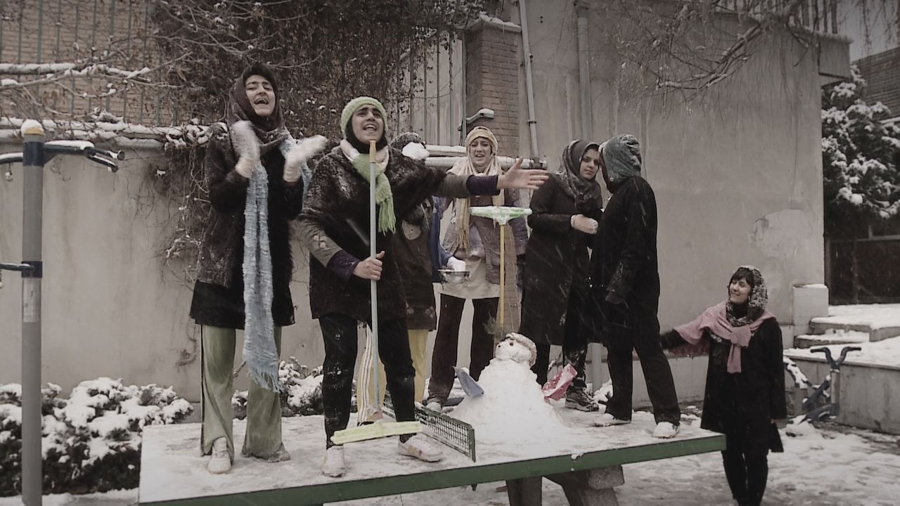 『少女は夜明けに夢をみる』　（C）Oskouei Film Production