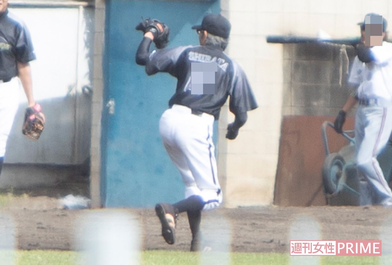 1試合目はブラックのユニフォームでセカンドを守る