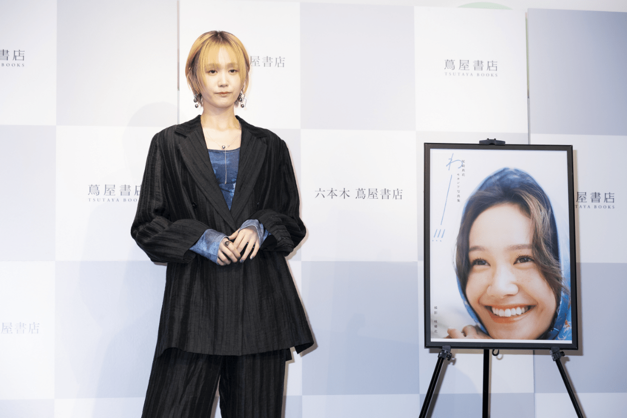 セカンド写真集『わー!!!』発売記念会見に参加した尾碕真花