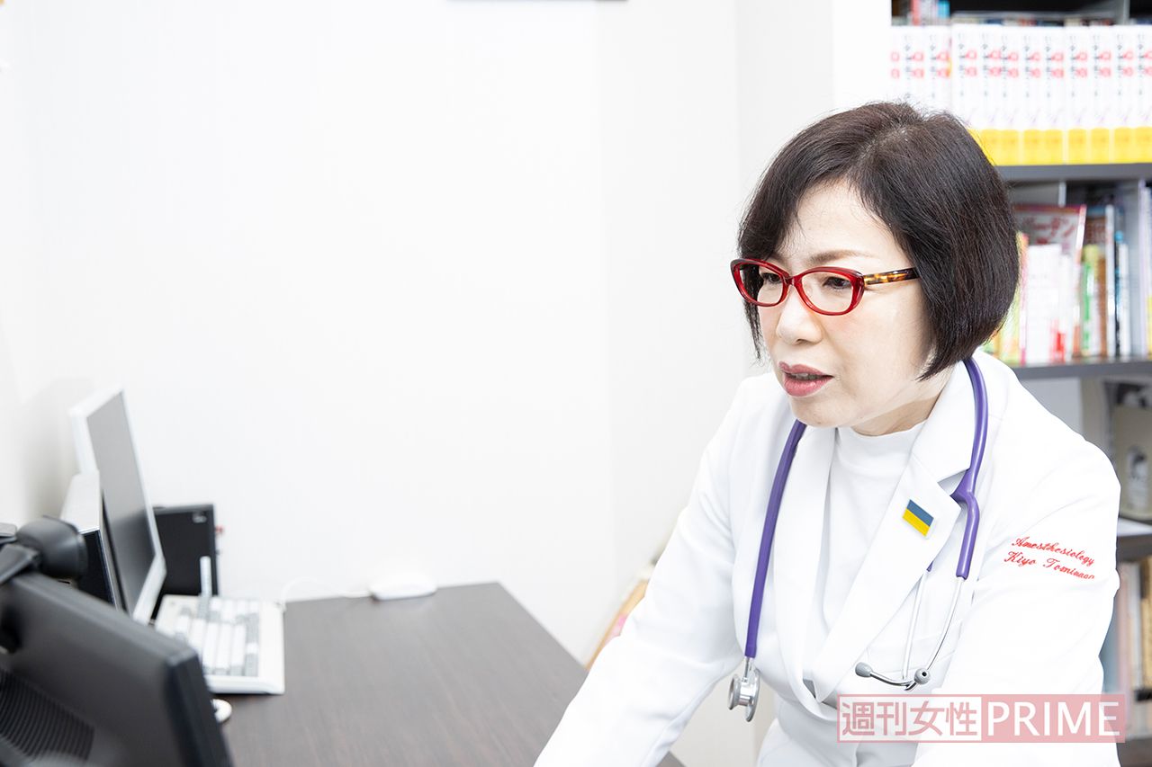 オンライン診療中の富永さん。日本全国どこにいても診察が受けられるのが特徴　写真／北村史成