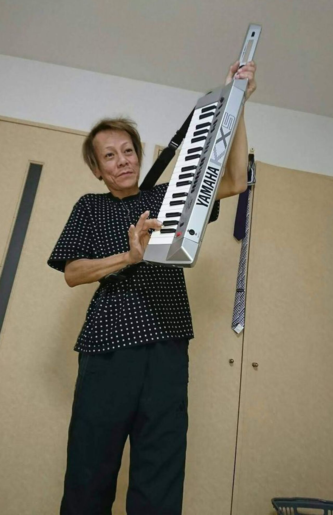 小室専用モデルのもととなったシンセサイザーを持ちポーズを（フェイスブックより）