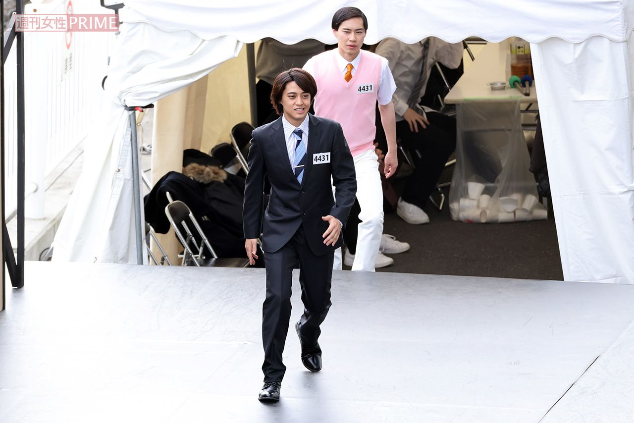 ドラマ『だが、情熱はある』撮影中の高橋海人と戸塚純貴。漫才のシーンは何度も撮影していた