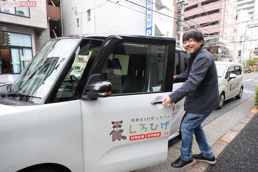 ほぼ一日中、患者宅を診療車で回る。「しろひげ在宅診療所」を始めたころは休みなしで睡眠時間も数時間だった