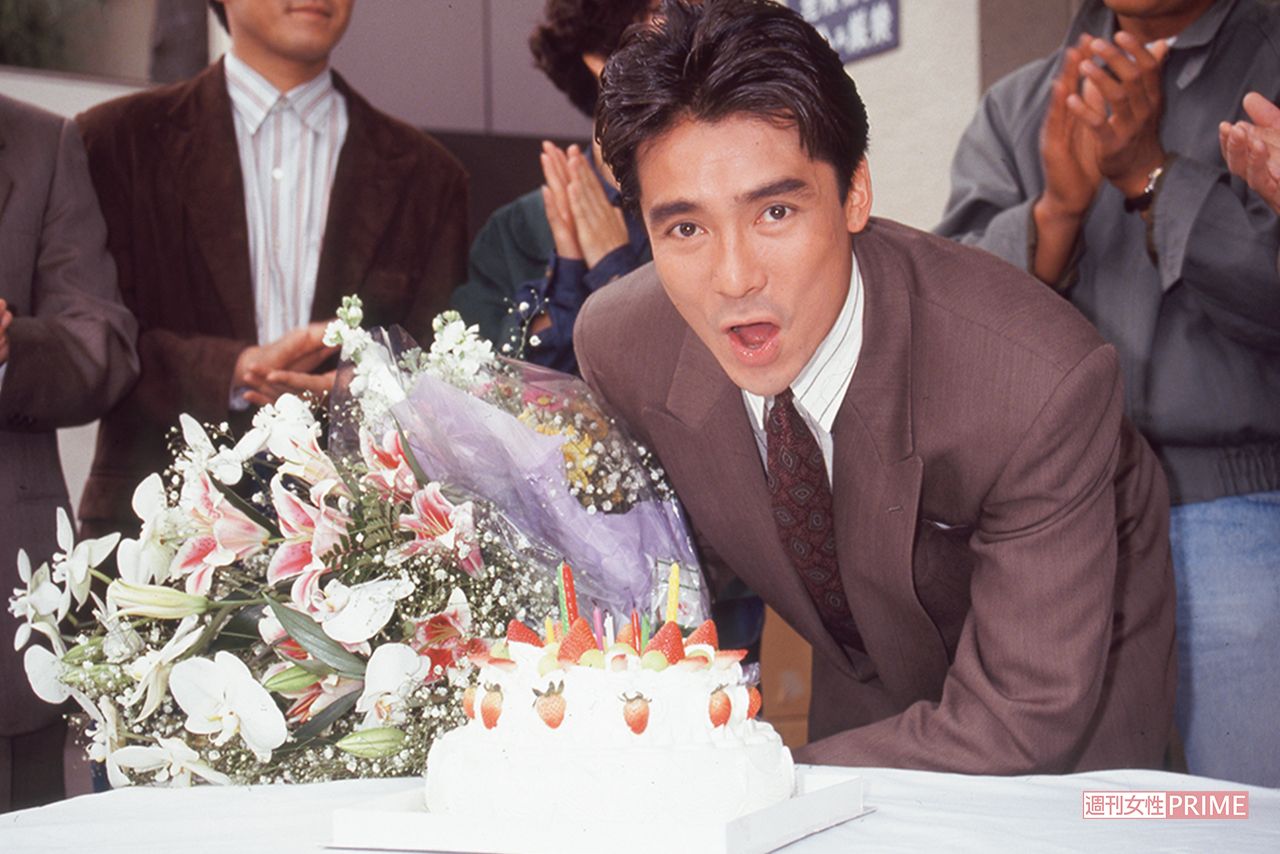1990年、ドラマ『刑事貴族』で35歳の誕生日をお祝い　 撮影／週刊女性写真班