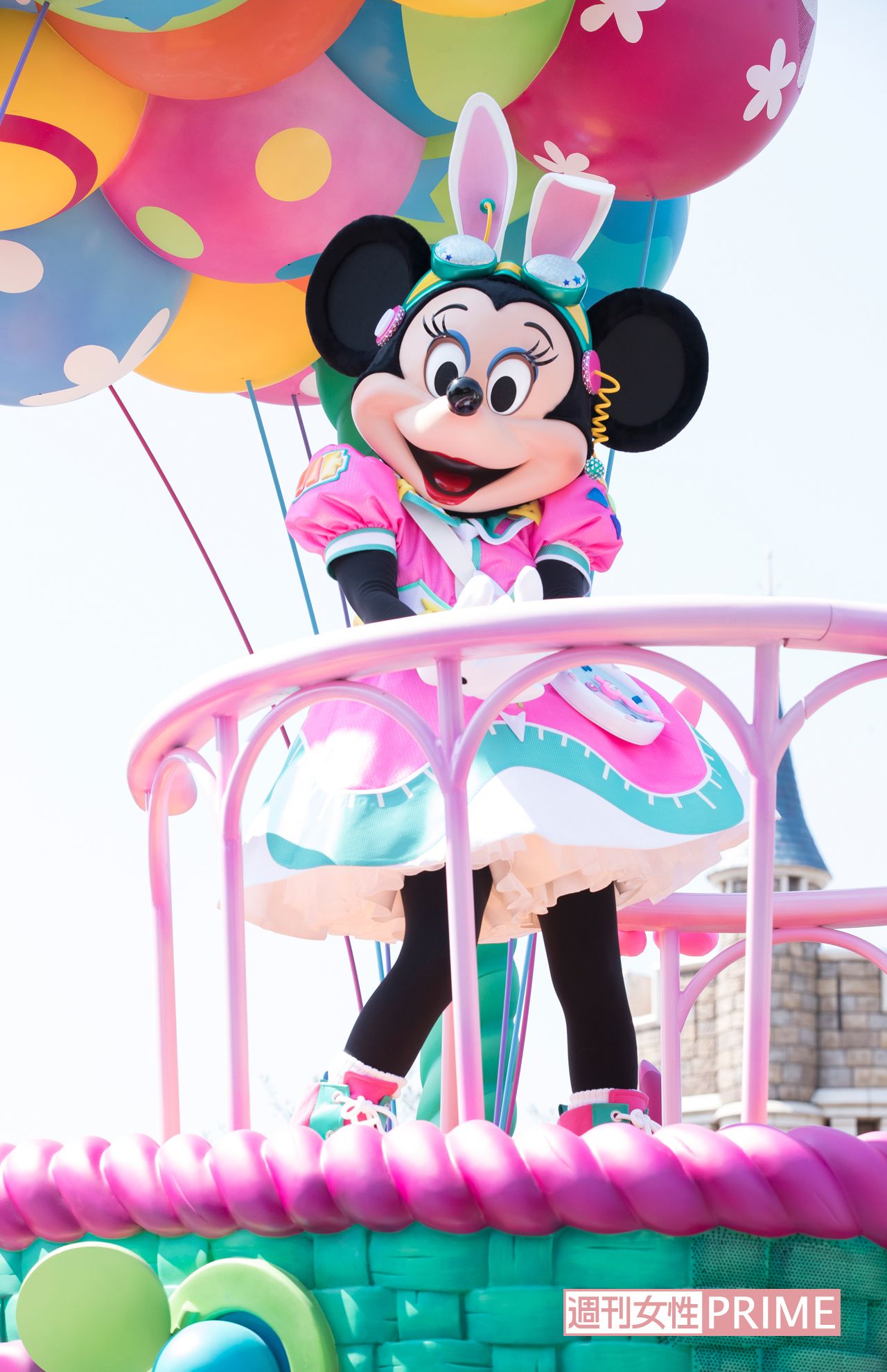 可愛いうさ耳をつけたミニーマウスは、カラフルな気球のフロートから“うさたま”探し（東京ディズニーランド）　撮影／廣瀬靖士