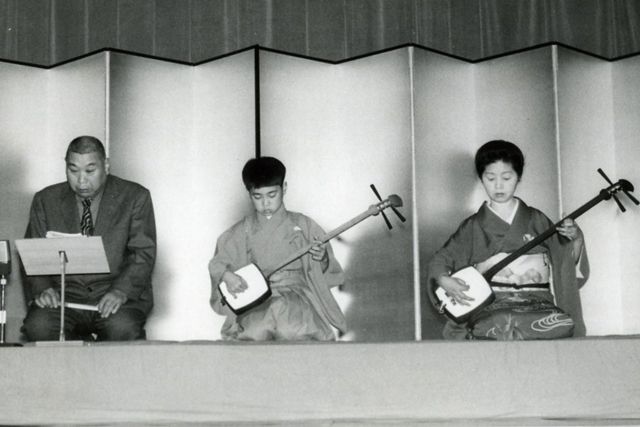 日本舞踊、三味線、ピアノ、長唄、小唄を習っていた小学生時代。エンターテイナーとしての素地はすでに育まれていた