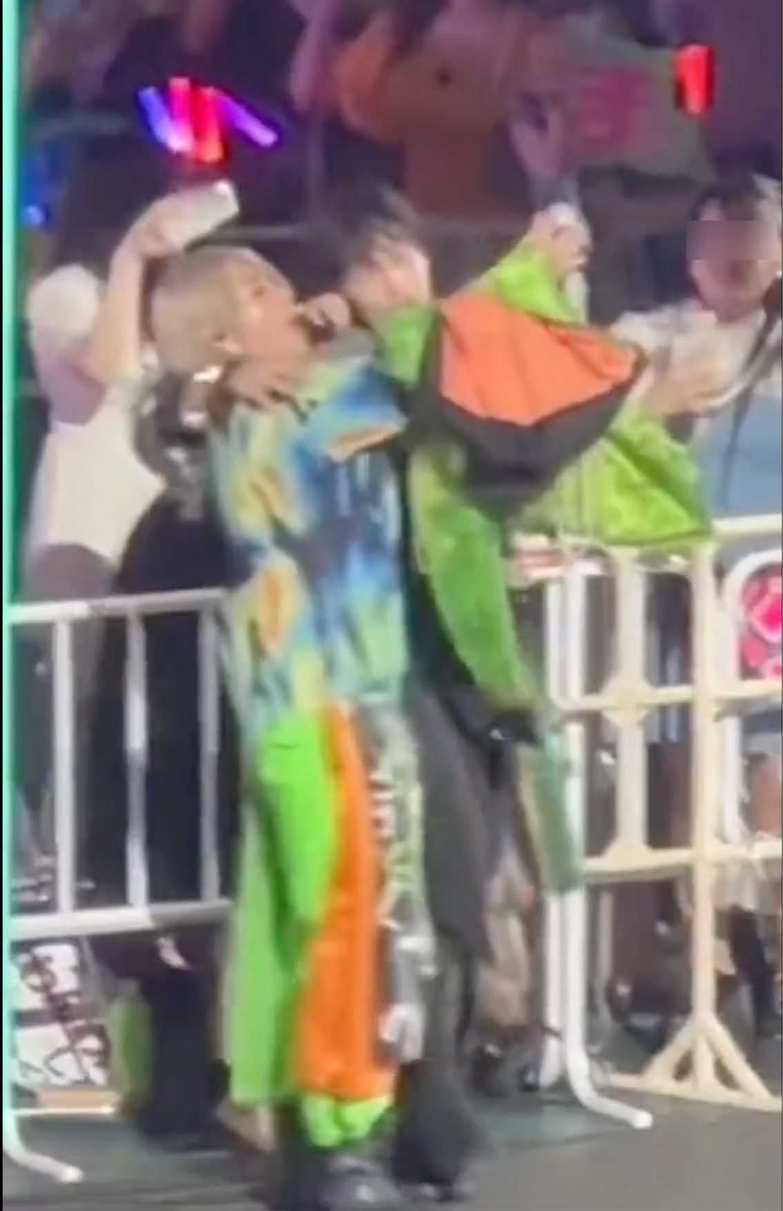 ファンのスマホで“自撮りファンサ”を行う『HiHi Jets』の猪狩蒼弥（左）と『Aぇ! group』の佐野晶哉（Xより）