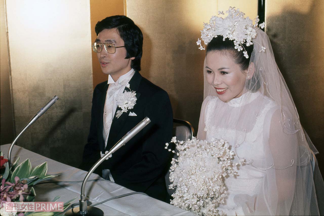 1977年5月に現在の夫・上沼真平氏との披露宴、記者会見に望む上沼恵美子