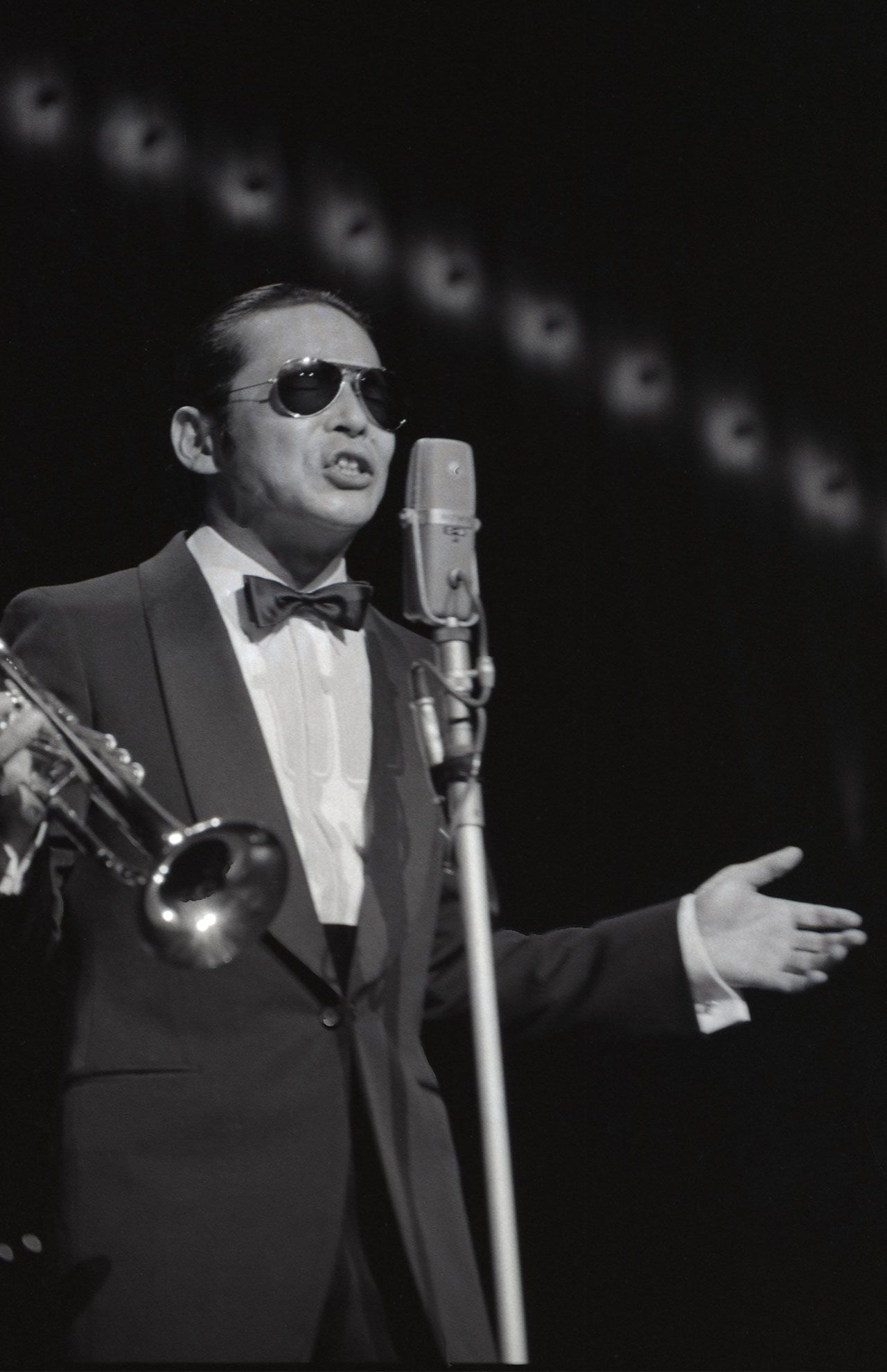 ステージでトランペットを吹きながらタモリが歌う貴重ショット（'81年）