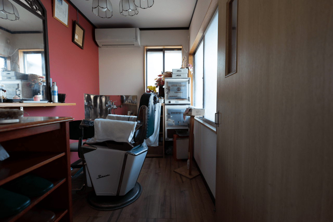 自宅の一角を改装した店舗。苦楽を共にした道具は古いながらも手入れが行き届き、愛情を感じる（撮影／北村史成）