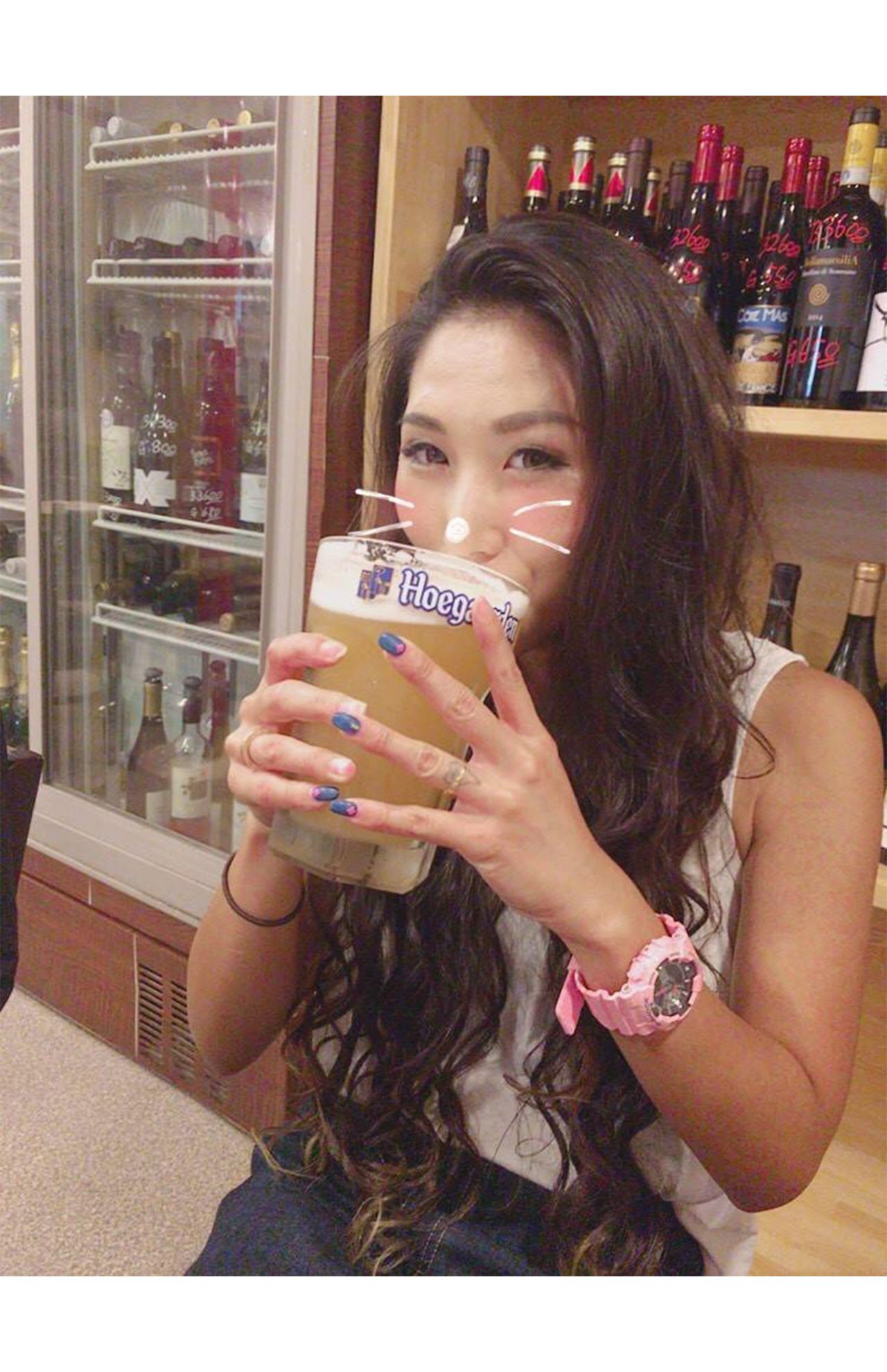 メガサイズのビールジョッキをあおる加瀬容疑者（本人のSNSより）