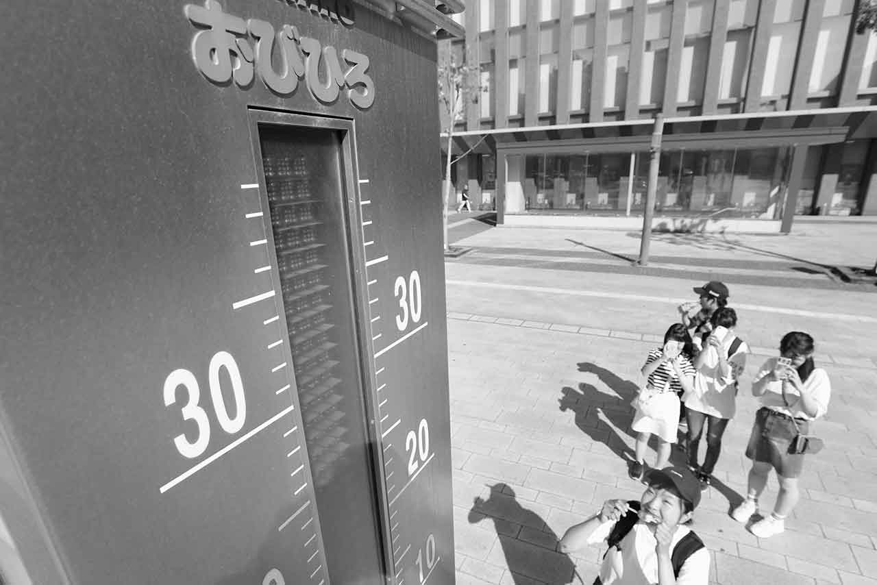 5月26日、帯広駅前の大型温度計は表示可能な上限を超えた