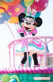 可愛いうさ耳をつけたミニーマウスは、カラフルな気球のフロートから“うさたま”探し(東京ディズニーランド) 撮影/廣瀬靖士