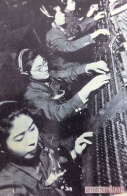 手元の機械に敵機の情報を入力する女子通信隊員