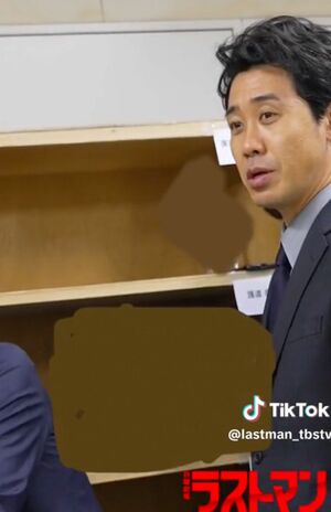 日曜劇場『ラストマン』のTikTok公式アカウントで永瀬廉がiQOSらしきものを棚に入れるシーンに急遽モザイク（中央下）がかけられた（公式アカウントから抜粋）