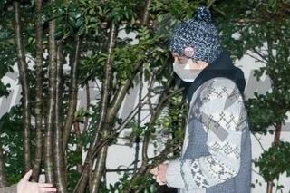 ひとり暮らし時代のマンション前で向井を直撃。子どもの質問には笑みをこぼしていた