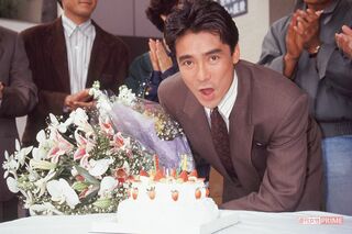 1990年、ドラマ『刑事貴族』で35歳の誕生日をお祝い　 撮影／週刊女性写真班