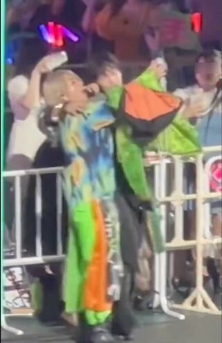 ファンのスマホで“自撮りファンサ”を行う『HiHi Jets』の猪狩蒼弥（左）と『Aぇ! group』の佐野晶哉（ツイッターより）