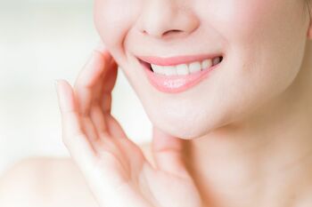 カラオケでセルフホワイトニングを提供するお店も……　※写真はイメージです　