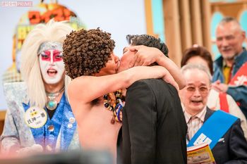 興奮したアダモちゃんが、岡田にディープキス!　岡田の横顔が満更でもないように見えなくもない？　撮影／矢島泰輔