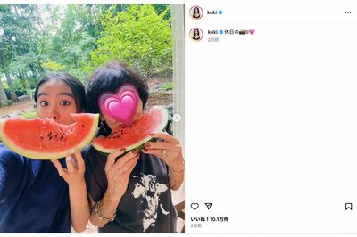 スイカ丸かじりショットを披露したKoki,（本人インスタグラムより）