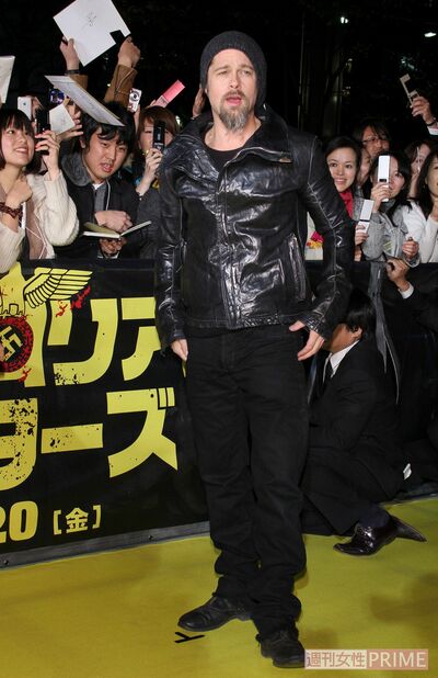 『イングロリアス・バスターズ』（'09年）ではニット帽＆革ジャン＆ブラックデニムに髭をたくわえてワイルドな印象。髭には白髪も（撮影／本誌写真班）