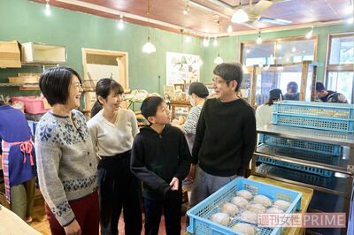 渡邉一家。モコさんは忙しい両親に代わり、小学4年生で週末の夕飯作りを担当していた　撮影／伊藤和幸