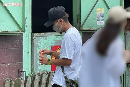 2021年8月、新恋人らしき女性とマザー牧場を訪れた大野智
