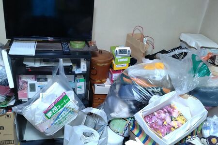 ビニール袋に荷物やゴミをまとめているが……