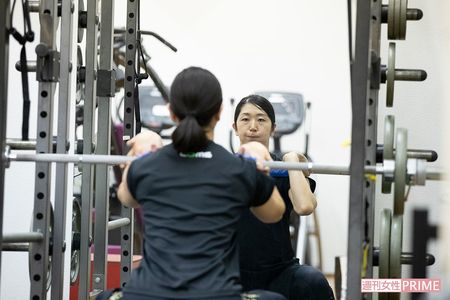 黙々と筋肉トレーニングに励む荒木選手