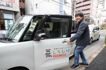 ほぼ一日中、患者宅を診療車で回る。「しろひげ在宅診療所」を始めたころは休みなしで睡眠時間も数時間だった
