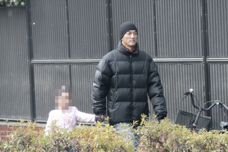 子どもの手を引いて歩く長嶋一茂（'10年）