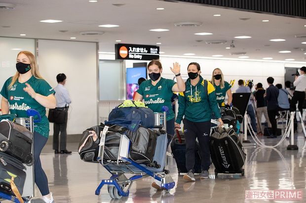 6月1日、各国の先陣を切って来日したソフトボールのオーストラリア代表たち。全員がワクチン接種ずみというが……