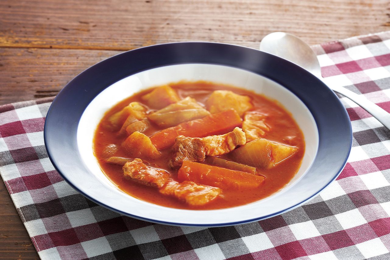缶の中身を鍋にあけて100mlの水を加えて煮込む。大きめお肉、野菜がゴロゴロ。食べごたえ満点