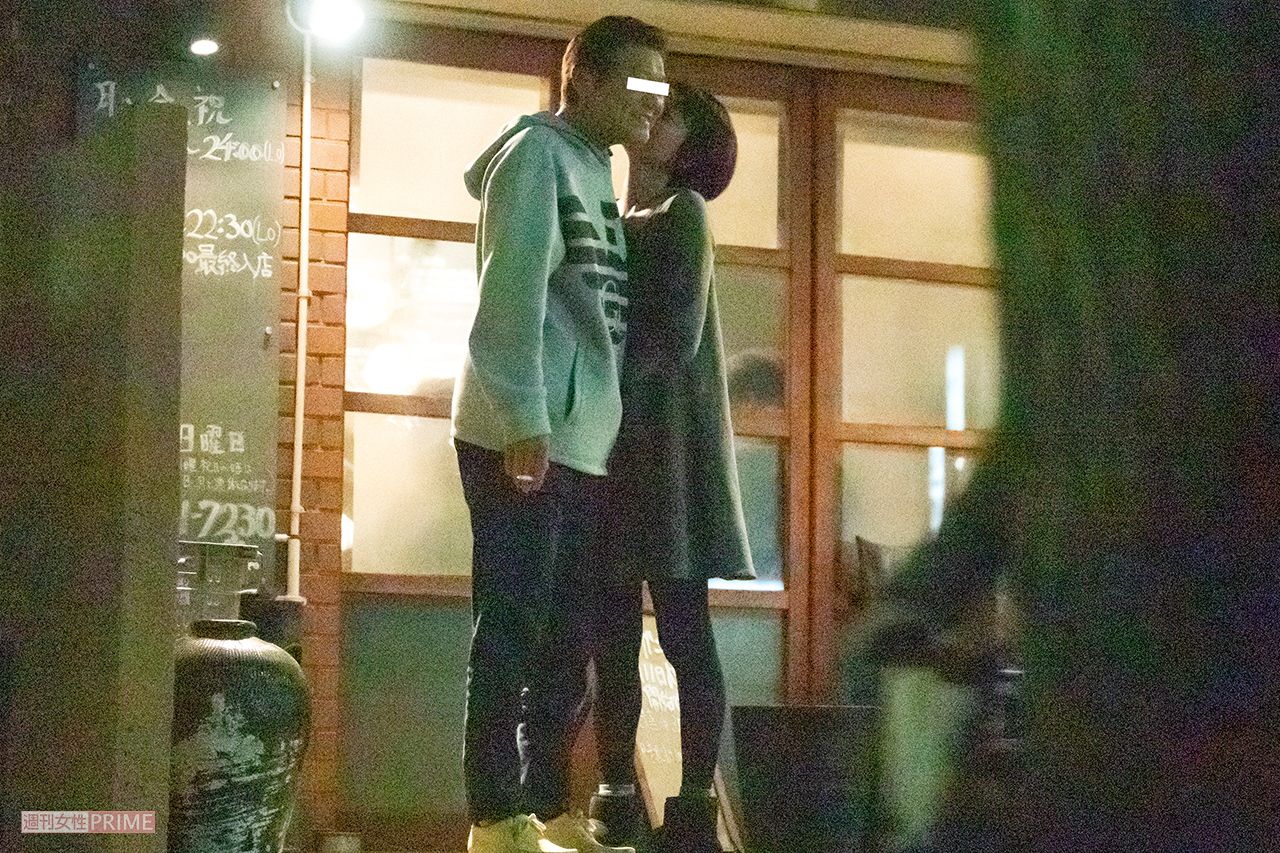 大胆“路チュー”と“恋人つなぎ”で夜の街を行く飯島直子の夫・O氏と平塚真由。関係の深さがにじみ出ていた