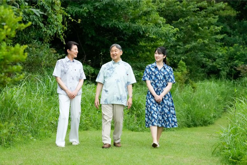 夏の恒例、静養のため那須御用邸へ。ご一家そろって敷地内を散策し、穏やかなひとときを過ごされた