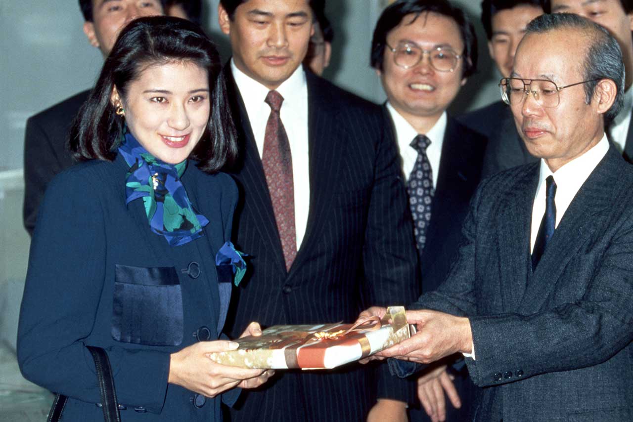 ご成婚に伴う寿退社でお別れの挨拶をするため外務省へ（’93年2月）