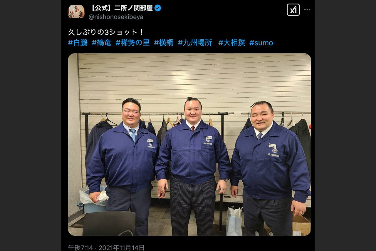 笑顔を寄せる二所ノ関親方、宮城野親方、元鶴竜こと音羽山親方（二所ノ関部屋公式Xより）
