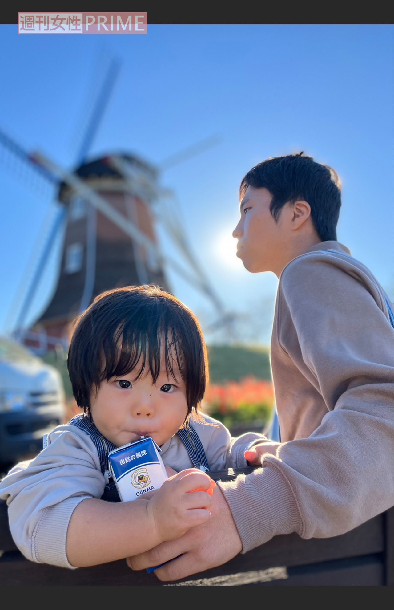 塚越湊斗くん（左）と父親の寛人さん（遺族提供）