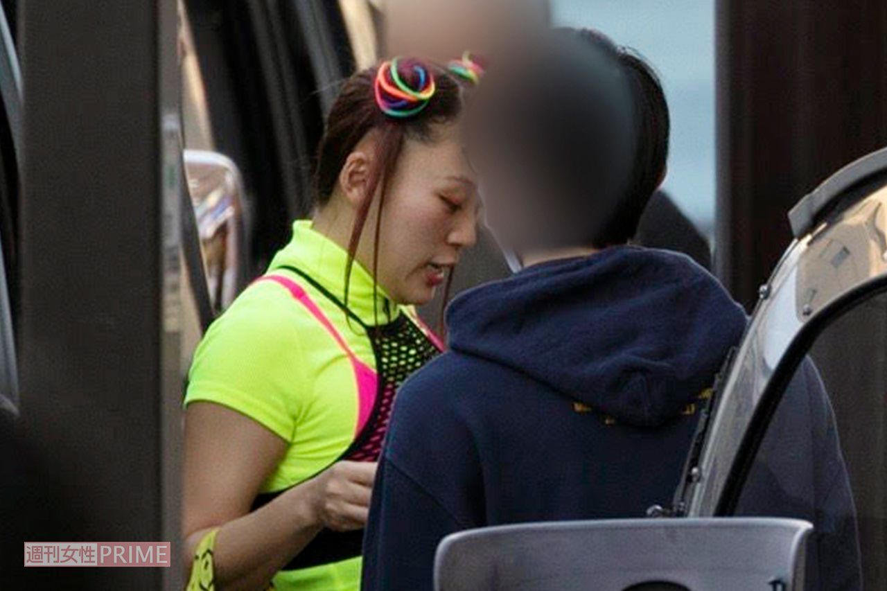 バラエティー番組のロケに臨むフワちゃん。打ち合わせ中は真剣な表情（2021年）