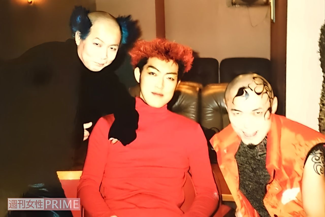 20年ほど前、海外公演中のもの。現地のファッション誌に取材された際、モードなメイクを施されたそう（提供画像）