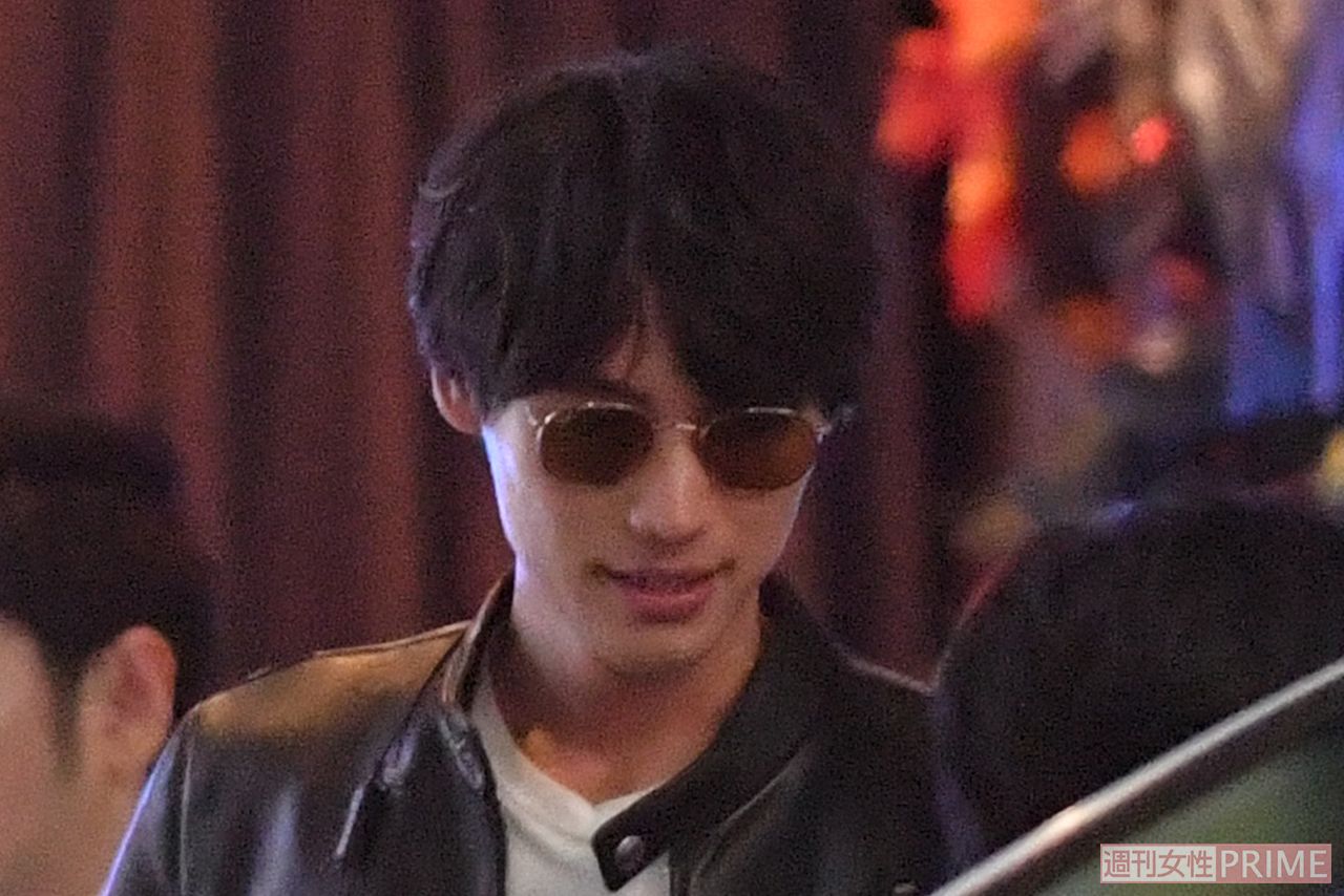 笑顔でスタッフと挨拶を交わし、店の正面玄関から事務所の車に乗り込む福士