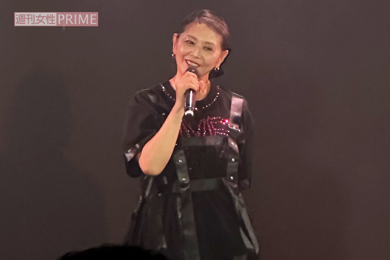 2025年9月14日の深夜、新宿二丁目のゲイクラブで自身の人気曲を熱唱する小泉今日子
