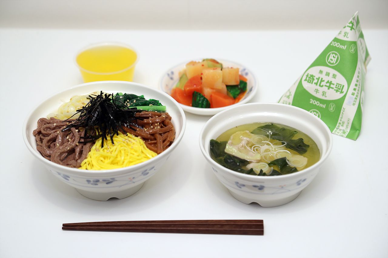 昭和60年（1985年）ビビンバ、キムチ風漬物、ゼリー、スープ、牛乳