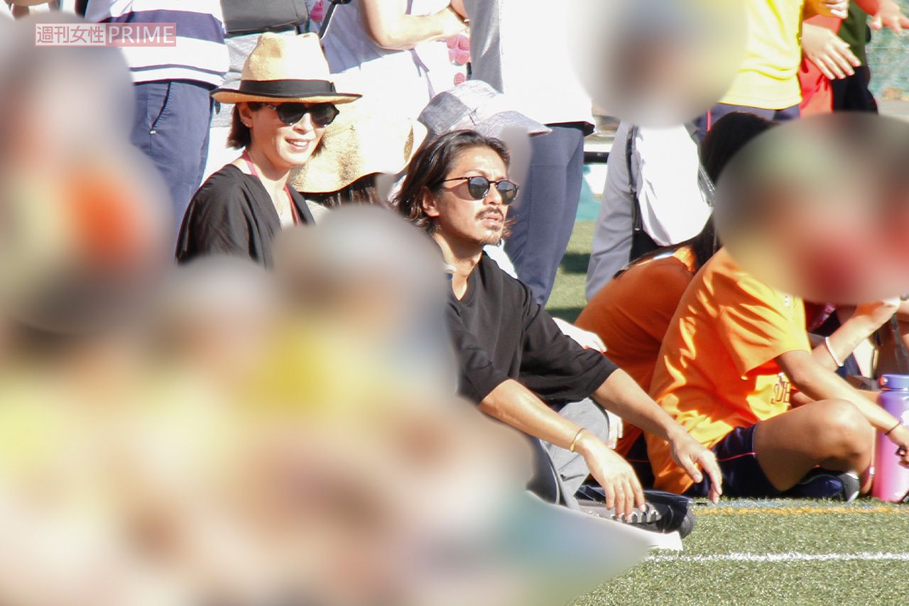 2018年に娘の運動会に訪れた森田剛と宮沢りえ。森田は拍手を送るなど、娘を必死に応援