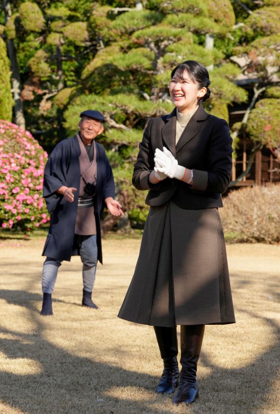 別のカモを優しく放すと元気に飛び立ち、ひと安心