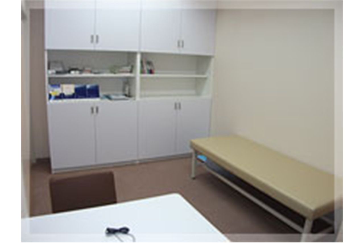 体調不良を訴える女性に対して下着を脱がせて下半身を触り逮捕された精神科医・牛見豊容疑者がわいせつ行為を行ったとみられる診察室