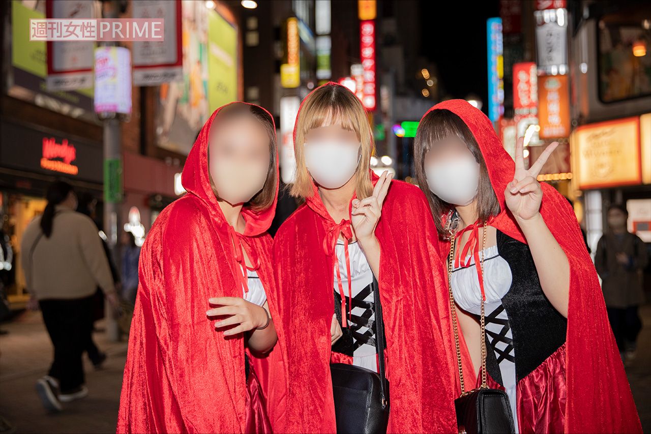 渋谷ハロウィンで仮装を楽しむ若い女性たち（2022年）