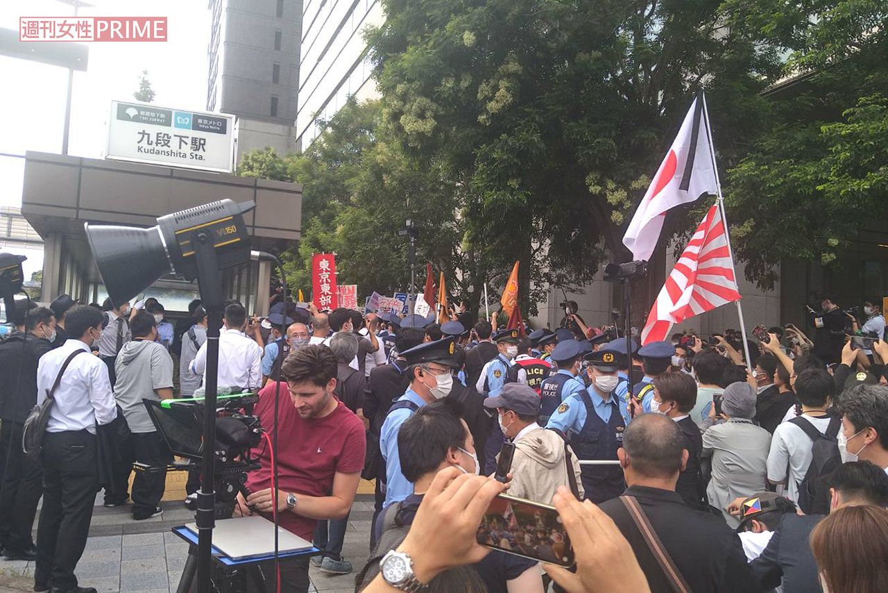 “国葬”反対を訴えるデモ。警察官との小競り合いも見られた