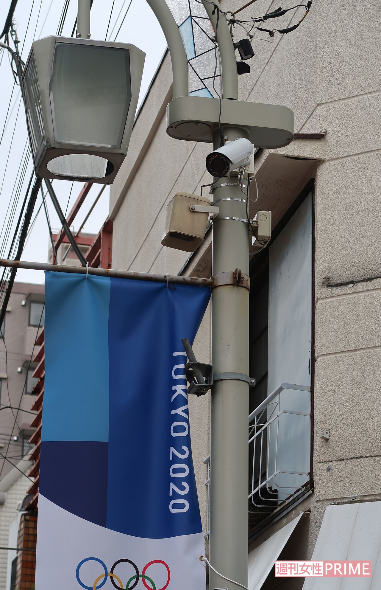 ビストロの前にある防犯カメラ。貼り紙と窓を割った犯人が 写りこんでいる可能性も